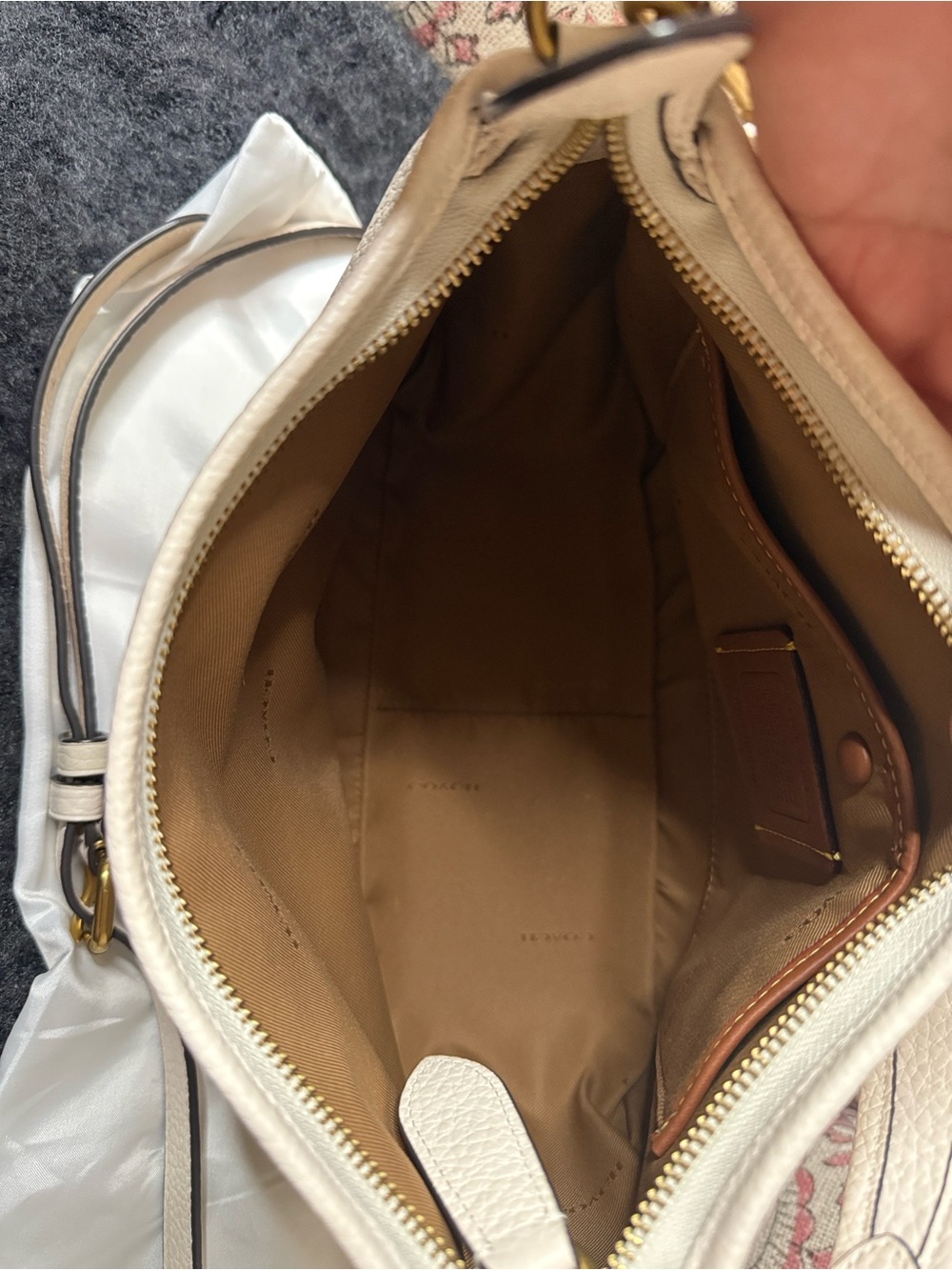 Coach Cary Pebbled Leather Shoulder Bag in Chalk - Picture 5 of 9